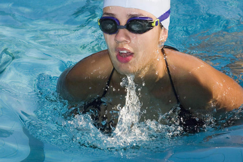 西方人,一个人,运动员,体育馆,游泳池,站,横图,俯视,室外,白天,泳装,水,帽子,欧洲,欧洲人,仅一个年轻女性,仅一个女性,仅一个人,飞溅,泳帽,溅,眼镜,液体,泳镜,水池,水滴,水面,注视,泳池,水珠,游泳眼镜,观察,看,站着,观看,察看,游泳馆,关注,喷洒,游泳帽,连体泳衣,年轻女性,女人,女性,白种人,体育运动员,运动选手,站立,半身,彩图,高角度拍摄,泳衣