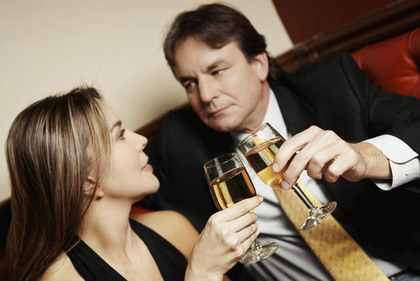 红酒,葡萄酒,西方人,中年人,两个人,家庭,夫妻,客厅,坐,笑,微笑,横图,室内,白天,正面,衬衫,晚礼服,西装,爱情,沙发,杯子,欧洲,欧洲人,握,套装,正装,庆祝,高脚杯,领带,红酒杯,白葡萄酒,酒类,浪漫,拿,拿着,注视,职业装,相视,玻璃制品,酒,饮料,酒杯,干杯,观察,看,碰杯,温暖,温馨,一家人,面对面,恩爱,交际,友好,握着,恋人,观看,对视,庆贺,和睦,察看,起居室,互视,象征,庄重,葡萄酒杯,关注,礼仪,相对,身份,敬酒,布艺沙发,相看,劝酒,正式,地位,客堂,男人,男性,女人,女性,中年男性,中年女性,白种人,夫妇,情侣,玻璃杯,坐着,半身,彩图,衬衣,晚宴服,舞会服,洋服,洋装,夜礼服,伴侣,融洽