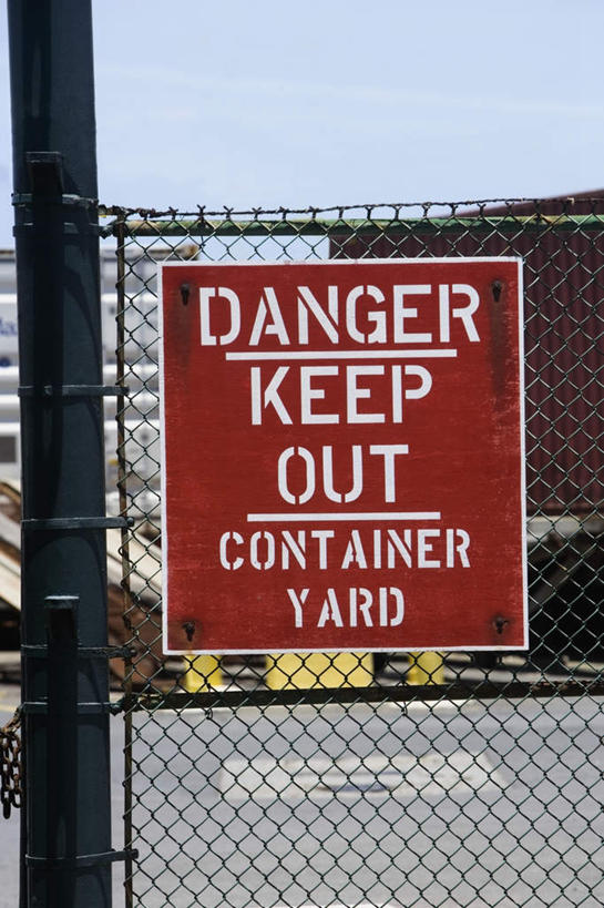 无人,栏杆,竖图,室外,特写,白天,正面,一排,阴影,整齐,并列,并排,光线,英文,标志,文字,影子,栅栏,字符,字母,篱笆,围栏,警告,标识,护栏,排列,红色,蓝色,白色,蓝天,天空,阳光,天,警示,晴朗,英文字母,禁止,提醒,队列,提示,限制,平行,万里无云,危险,晴空,晴空万里,彩图