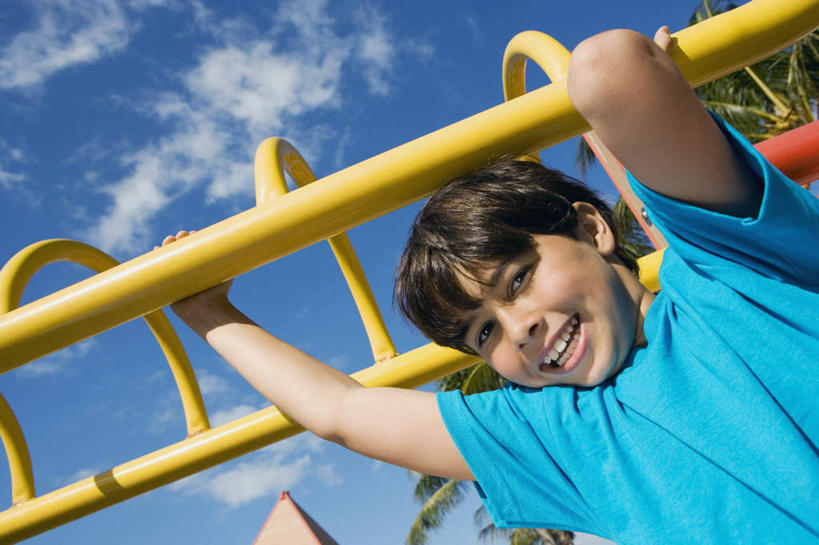 西方人,儿童,一个人,站,拉,笑,微笑,露齿笑,横图,室外,白天,仰视,游戏,纯洁,单杠,欧洲,欧洲人,仅一个男性,仅一个人,阴影,服装,光线,影子,云,云朵,玩,云彩,注视,休闲装,娱乐,运动器械,小孩,衣服,黄色,蓝色,白云,蓝天,天空,阳光,天,观察,看,站着,仅一个小孩,休闲,休闲服,健身器械,可爱,童年,童趣,服饰,晴朗,观看,活动,察看,发泄,关注,消遣,智力,健身器材,童真,烂漫,无邪,宣泄,天真,男孩,男人,男性,白种人,孩子,晴空,玩耍,嬉戏,站立,半身,彩图,低角度拍摄,运动器材,男生