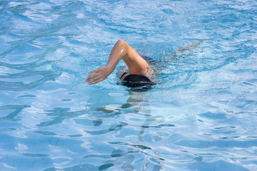 游泳,西方人,一个人,运动员,体育馆,游泳池,横图,俯视,室外,白天,水,欧洲,欧洲人,仅一个男性,仅一个人,水池,水面,注视,泳池,仅一个年轻男性,观察,看,观看,察看,游泳馆,关注,泅水,拍浮,男人,男性,年轻男性,白种人,体育运动员,运动选手,半身,彩图,高角度拍摄