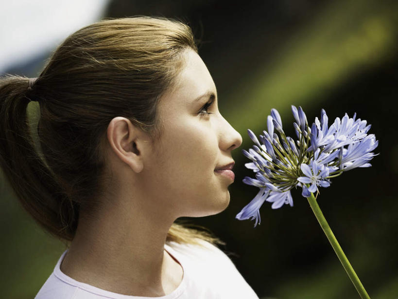 西方人,脸,头,脸颊,脖子,一个人,站,笑,微笑,横图,室外,特写,白天,侧面,欧洲,欧洲人,仅一个年轻女性,仅一个女性,仅一个人,服装,朦胧,模糊,盛开,花蕾,注视,休闲装,闻,肩膀,花,花瓣,花朵,鲜花,一朵,衣服,紫色,花苞,花蕊,观察,看,站着,休闲,休闲服,服饰,观看,察看,嗅,关注,年轻女性,女人,女性,白种人,头部,脖,颈,颈部,脸部,脸蛋,面部,站立,半身,彩图