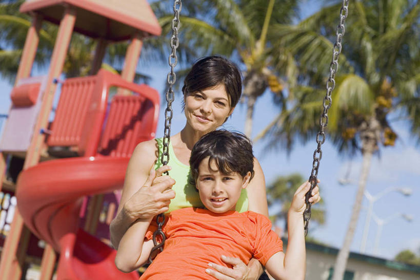 西方人,儿童,中年人,两个人,家庭,母亲,儿子,站,坐,抱,笑,微笑,露齿笑,横图,室外,白天,正面,游戏,纯洁,植物,棕榈树,叶子,欧洲,欧洲人,摇摆,阴影,服装,光线,影子,云,云朵,绿叶,玩,云彩,注视,休闲装,娱乐,运动器械,树,树木,小孩,衣服,蓝色,绿色,白云,蓝天,天空,阳光,自然,秋千,天,荡秋千,观察,看,站着,休闲,温暖,温馨,母子,一家人,休闲服,滑滑梯,嫩叶,滑梯,可爱,母爱,童年,童趣,服饰,生长,晴朗,成长,抱着,观看,活动,和睦,察看,搂着,关注,摇晃,童真,烂漫,无邪,棕榈叶,天真,男孩,女人,女性,中年女性,白种人,孩子,叶,叶片,晴空,怀抱,搂,搂抱,玩耍,嬉戏,相抱,拥抱,站立,坐着,半身,彩图,融洽,男生