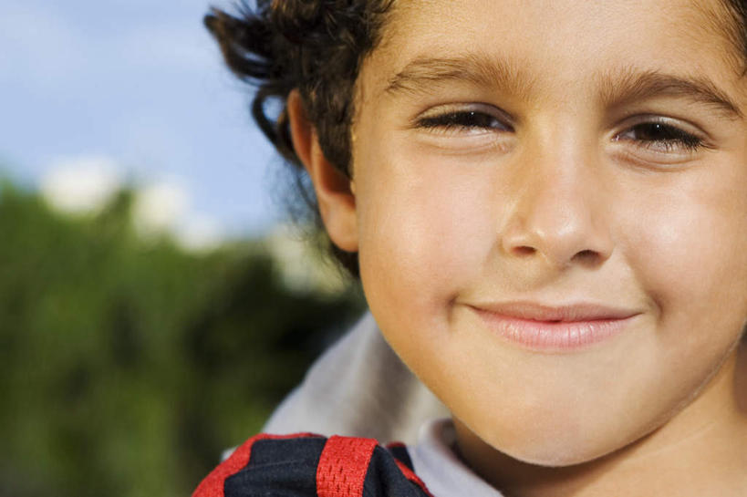 西方人,儿童,脸,头,脸颊,一个人,站,笑,微笑,横图,室外,特写,白天,正面,纯洁,植物,欧洲,欧洲人,仅一个男性,仅一个人,阴影,服装,朦胧,模糊,光线,影子,云,云朵,云彩,注视,休闲装,树,树木,小孩,衣服,蓝色,绿色,白云,蓝天,天空,阳光,自然,天,观察,看,站着,仅一个小孩,休闲,休闲服,可爱,童年,童趣,服饰,生长,晴朗,成长,观看,察看,关注,童真,烂漫,无邪,天真,男孩,男人,男性,白种人,孩子,头部,脸部,脸蛋,面部,晴空,站立,半身,彩图,男生