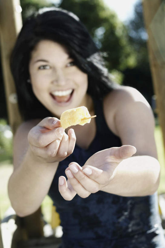 西方人,一个人,坐,笑,微笑,露齿笑,竖图,室外,白天,正面,树林,植物,欧洲,欧洲人,仅一个年轻女性,仅一个女性,仅一个人,握,阴影,服装,朦胧,模糊,光线,背心,影子,冰激凌,清凉,拿,拿着,注视,树,树木,衣服,绿色,黑色,阳光,自然,冷饮,观察,看,舒服,冰淇淋,握着,服饰,生长,成长,观看,解暑,察看,衣着,穿着,关注,解渴,雪糕,舒爽,冰糕,消暑,衣饰,年轻女性,女人,女性,白种人,坐着,半身,彩图