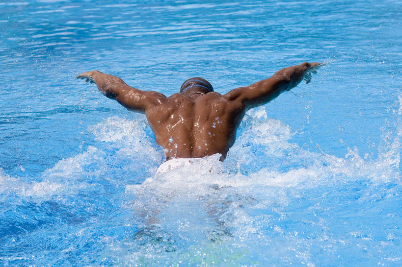 游泳,西方人,肌肉,健壮,一个人,运动员,体育馆,游泳池,伸展双臂,横图,俯视,室外,白天,水,欧洲,欧洲人,仅一个男性,仅一个人,仅一个中年男性,飞溅,溅,液体,水池,水滴,水面,泳池,裸露,水珠,健康,活力,力量,青春,游泳馆,强壮,喷洒,裸,泅水,拍浮,男人,男性,中年男性,白种人,体育运动员,运动选手,敞开双臂,伸开双臂,展开双肩,张开手臂,张开双臂,半身,彩图,高角度拍摄