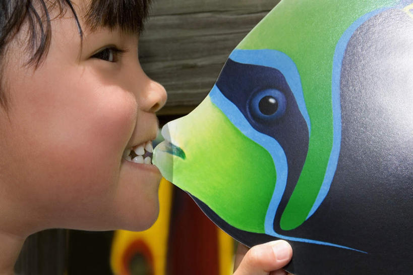 海鲜,西方人,儿童,脸,头,脸颊,一个人,横图,室外,特写,白天,侧面,游戏,纯洁,玩具,欧洲,欧洲人,仅一个女性,仅一个人,咬,鱼,玩,注视,娱乐,水产,鱼类,海洋生物,小孩,观察,看,仅一个小孩,休闲,可爱,童年,童趣,益智,观看,活动,咬着,察看,发泄,关注,消遣,智力,水生动物,海产品,水生物,童真,海底动物,烂漫,无邪,宣泄,天真,女孩,女人,女性,白种人,孩子,头部,脸部,脸蛋,面部,玩耍,嬉戏,半身,彩图,女生