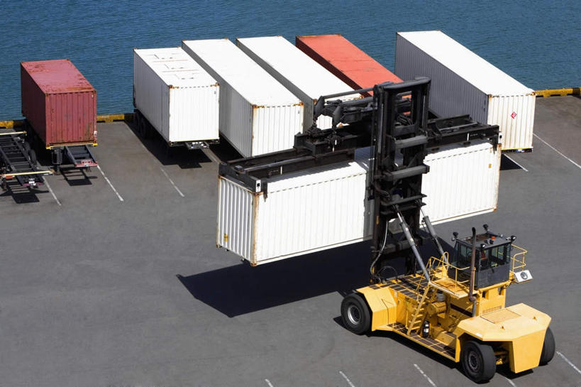 无人,码头,搬运,横图,俯视,室外,白天,技术,海浪,海洋,港口,一排,阴影,整齐,光线,影子,浪花,集装箱,货柜,车,排列,阳光,海水,箱子,交通工具,机械,工程车,工业,运输,工程,叉车,队列,载具,海景,物流,交通运输,工作车,大海,风浪,海,海水的波动,近岸浪,涌浪,彩图,高角度拍摄,摆渡口,埠头,渡口,渡头,港湾,海港,货运码头,口岸,商港