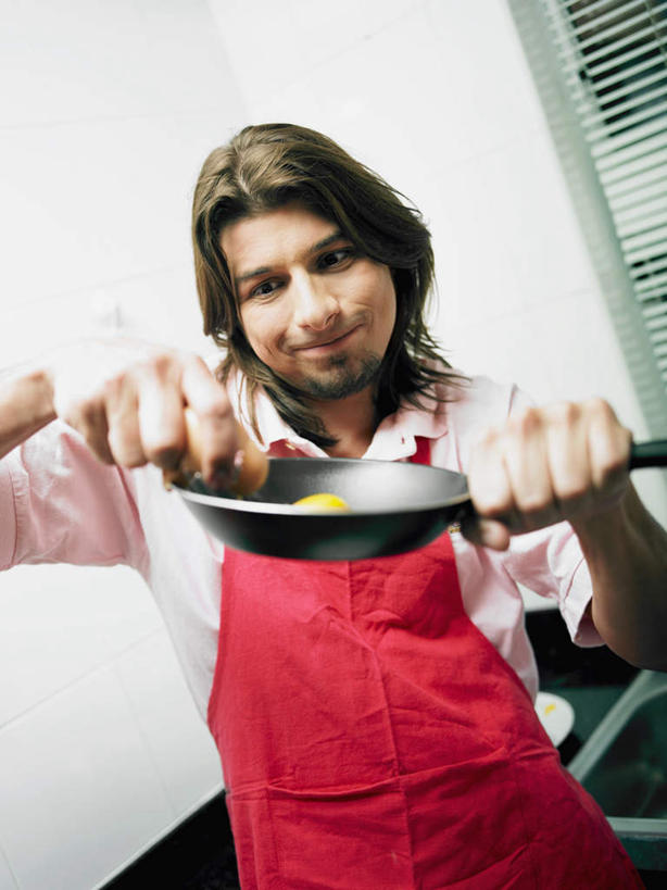 西方人,一个人,站,竖图,室内,白天,正面,烹饪,厨房,厨具,金属制品,欧洲,欧洲人,仅一个男性,仅一个人,握,服装,金属,锅子,围裙,蛋,鸡蛋,拿,拿着,注视,休闲装,锅,仅一个年轻男性,一个,衣服,红色,观察,看,站着,休闲,休闲服,握着,服饰,单个,锅具,观看,察看,关注,烹饪用具,卵,男人,男性,年轻男性,白种人,烹调用具,烹调,站立,半身,彩图,灶间