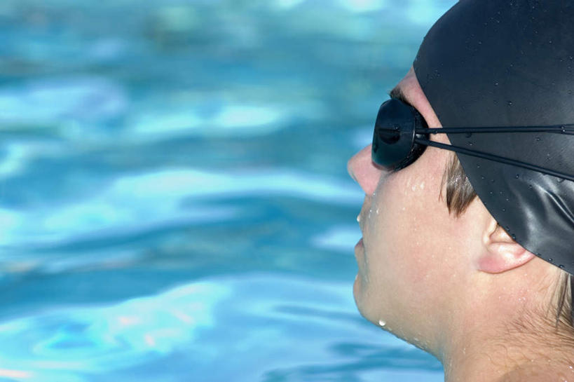 西方人,脸,头,脸颊,一个人,运动员,体育馆,游泳池,站,横图,室外,特写,白天,侧面,水,帽子,欧洲,欧洲人,仅一个男性,仅一个人,泳帽,眼镜,泳镜,水池,水面,注视,泳池,仅一个年轻男性,黑色,游泳眼镜,观察,看,站着,观看,察看,游泳馆,关注,游泳帽,男人,男性,年轻男性,白种人,头部,脸部,脸蛋,面部,体育运动员,运动选手,站立,半身,彩图