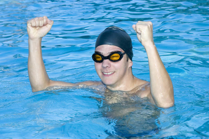 西方人,一个人,运动员,体育馆,游泳池,站,举,笑,微笑,露齿笑,横图,室外,白天,正面,水,帽子,欧洲,欧洲人,仅一个男性,仅一个人,握,泳帽,眼镜,泳镜,水池,水面,注视,鼓励,泳池,仅一个年轻男性,黑色,游泳眼镜,观察,加油,看,手势,托,握拳,站着,打气,握着,观看,察看,游泳馆,关注,游泳帽,鼓舞,男人,男性,年轻男性,白种人,体育运动员,运动选手,举起,举手,举着,向上举,向上伸,向上托,站立,半身,彩图