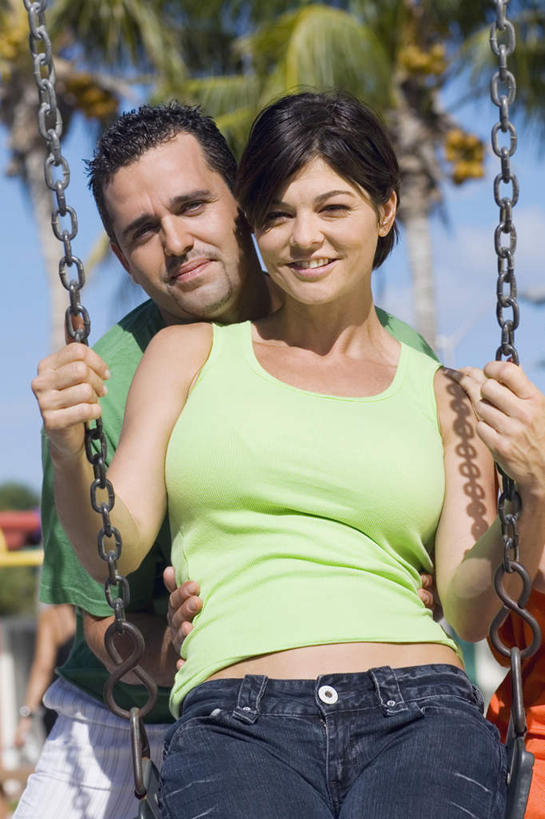 西方人,中年人,两个人,家庭,夫妻,坐,抱,笑,微笑,露齿笑,竖图,室外,白天,正面,爱情,游戏,植物,棕榈树,叶子,欧洲,欧洲人,摇摆,阴影,服装,光线,影子,云,云朵,绿叶,浪漫,玩,云彩,注视,休闲装,娱乐,树,树木,衣服,蓝色,绿色,白云,蓝天,天空,阳光,自然,秋千,天,荡秋千,观察,看,休闲,温暖,温馨,一家人,休闲服,嫩叶,恩爱,恋人,服饰,生长,晴朗,成长,抱着,观看,活动,和睦,察看,搂着,关注,摇晃,棕榈叶,男人,男性,女人,女性,中年男性,中年女性,白种人,夫妇,情侣,叶,叶片,晴空,怀抱,搂,搂抱,玩耍,嬉戏,相抱,拥抱,坐着,半身,彩图,伴侣,融洽