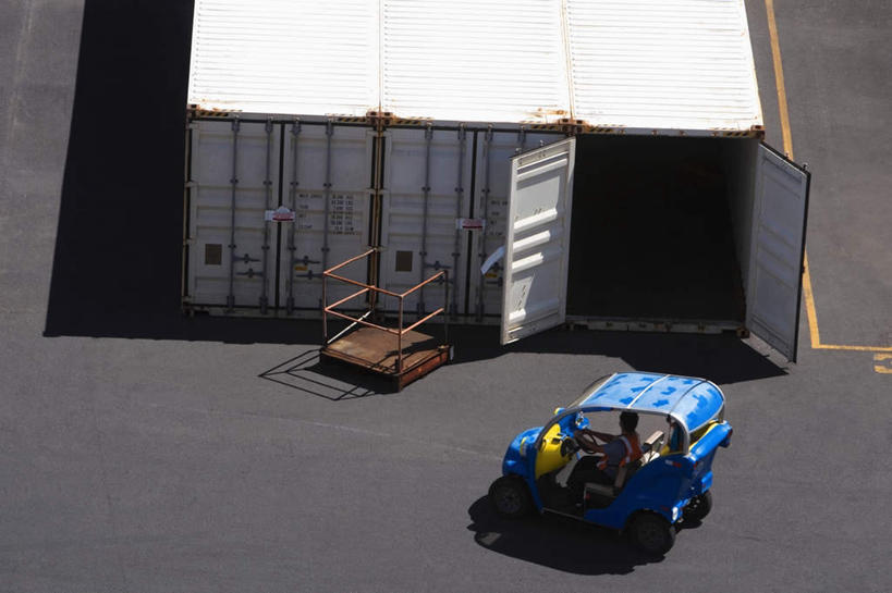 无人,码头,横图,俯视,室外,白天,门,港口,汽车,阴影,光线,影子,集装箱,货柜,车,蓝色,阳光,箱子,门框,交通工具,轿车,打开,运输,开启,载具,物流,彩图,高角度拍摄,摆渡口,埠头,渡口,渡头,港湾,海港,货运码头,口岸,商港