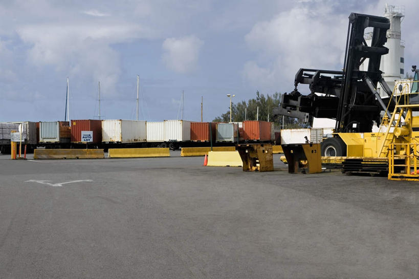 无人,码头,搬运,横图,室外,白天,正面,技术,植物,港口,一排,许多,阴影,整齐,并列,并排,光线,影子,云,云朵,集装箱,很多,云彩,货柜,车,树,树木,排列,蓝色,绿色,白云,蓝天,天空,阳光,自然,箱子,交通工具,天,机械,工程车,工业,运输,生长,晴朗,成长,工程,叉车,队列,载具,平行,物流,交通运输,工作车,晴空,彩图,摆渡口,埠头,渡口,渡头,港湾,海港,货运码头,口岸,商港