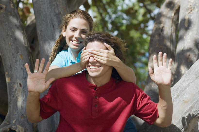 西方人,中年人,两个人,家庭,夫妻,站,举,笑,微笑,露齿笑,横图,室外,白天,正面,爱情,森林,树林,植物,欧洲,欧洲人,阴影,服装,朦胧,模糊,光线,影子,浪漫,注视,休闲装,树,树木,衣服,红色,蓝色,绿色,蓝天,天空,阳光,自然,天,观察,看,托,站着,休闲,温暖,温馨,一家人,休闲服,恩爱,遮,遮掩,恋人,服饰,生长,晴朗,成长,观看,和睦,察看,掩盖,遮挡,关注,遮盖,万里无云,掩饰,男人,男性,女人,女性,中年男性,中年女性,白种人,夫妇,情侣,晴空,晴空万里,举起,举手,举着,向上举,向上伸,向上托,站立,半身,彩图,伴侣,融洽