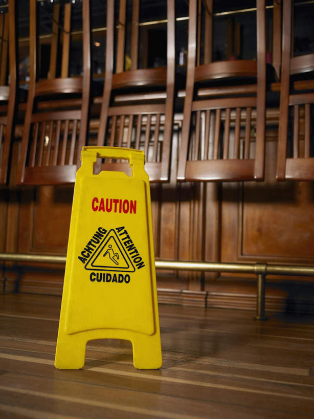 无人,竖图,室内,特写,白天,正面,地板,桌面,桌子,椅子,一排,整齐,木制,英文,标志,文字,字符,字母,木椅,地面,警告,标识,木地板,排列,黄色,木制品,警示,英文字母,禁止,提醒,队列,提示,限制,危险,彩图