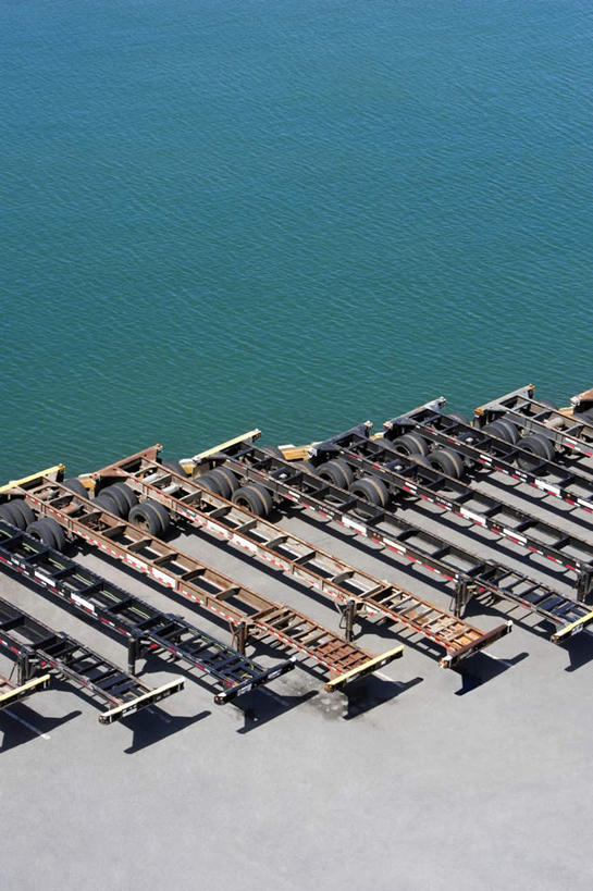 无人,码头,竖图,俯视,室外,白天,海浪,海洋,沙滩,港口,卡车,一排,整齐,沙子,海岸,浪花,集装箱,沙地,排列,海水,集装箱车,货车,队列,海景,货运车,大海,风浪,海,海水的波动,海滩,近岸浪,涌浪,载重汽车,彩图,高角度拍摄,摆渡口,埠头,渡口,渡头,港湾,海港,货运码头,口岸,商港