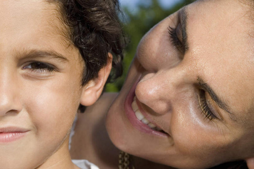 西方人,儿童,中年人,脸,头,脸颊,两个人,家庭,母亲,女儿,笑,微笑,横图,室外,特写,白天,正面,纯洁,植物,项链,欧洲,欧洲人,阴影,服装,朦胧,模糊,光线,影子,注视,休闲装,装饰品,树,树木,小孩,衣服,蓝色,绿色,蓝天,天空,阳光,自然,饰品,首饰,天,观察,看,休闲,温暖,温馨,母女,一家人,休闲服,可爱,母爱,童年,童趣,服饰,生长,晴朗,成长,观看,和睦,察看,关注,童真,烂漫,无邪,万里无云,天真,女孩,女人,女性,中年女性,白种人,孩子,头部,脸部,脸蛋,面部,晴空,晴空万里,半身,彩图,融洽,女生