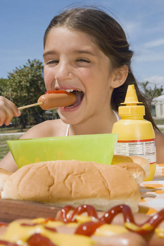 西方人,儿童,一个人,坐,吃,竖图,室外,白天,正面,烹饪,西餐,纯洁,植物,欧洲,欧洲人,仅一个女性,仅一个人,握,阴影,光线,影子,云,云朵,调料,酱料,酱汁,茄汁,肉,香肠,佐料,料理,食品,腊肠,热狗,调味品,拿,调味料,云彩,拿着,注视,番茄酱,猪肉,酱,菜肴,美食,肉类,竹签,树,树木,食物,小孩,蓝色,绿色,白云,蓝天,天空,阳光,自然,瓶子,塑料制品,快餐,天,观察,看,仅一个小孩,塑料瓶,可爱,童年,童趣,西式,握着,佳肴,生长,晴朗,成长,观看,察看,关注,肉食,童真,西式快餐,垃圾食品,烂漫,无邪,豚肉,取食签,天真,女孩,女人,女性,白种人,孩子,晴空,嚼,食,坐着,半身,彩图,女生