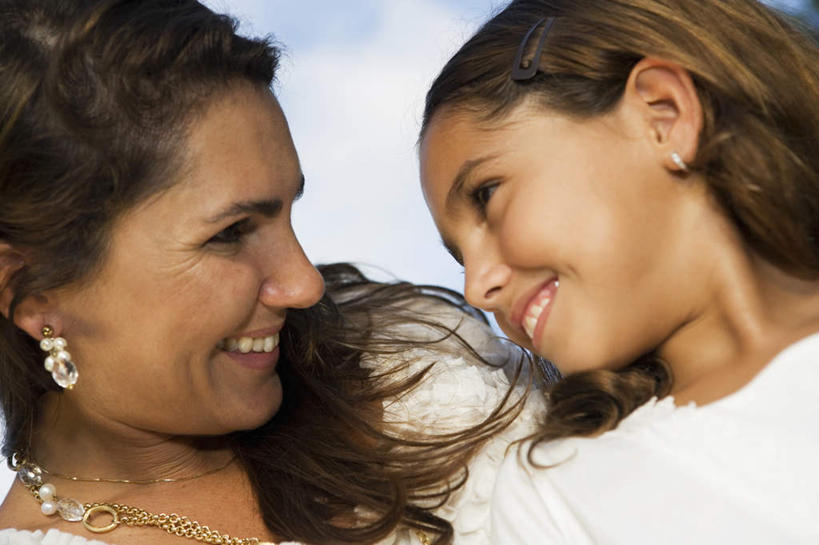 西方人,儿童,中年人,脸,头,脸颊,两个人,家庭,母亲,女儿,站,笑,微笑,露齿笑,横图,室外,特写,白天,正面,纯洁,项链,欧洲,欧洲人,阴影,服装,光线,影子,云,云朵,云彩,注视,休闲装,相视,装饰品,小孩,衣服,蓝色,白云,蓝天,天空,阳光,耳环,饰品,首饰,天,观察,看,站着,休闲,温暖,温馨,母女,一家人,面对面,休闲服,可爱,母爱,童年,童趣,服饰,晴朗,观看,对视,和睦,察看,互视,关注,相对,童真,烂漫,无邪,相看,耳饰,天真,女孩,女人,女性,中年女性,白种人,孩子,头部,脸部,脸蛋,面部,晴空,站立,半身,彩图,融洽,女生