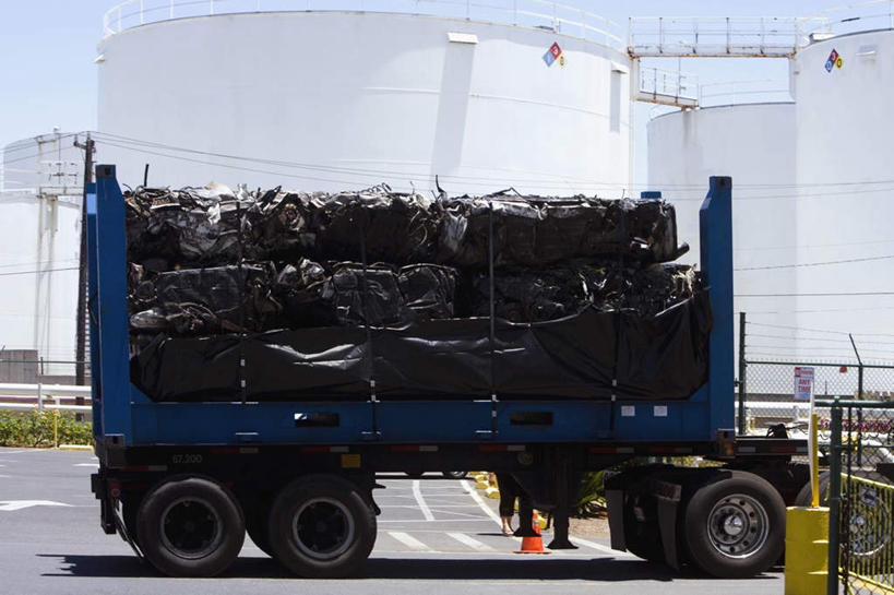 无人,码头,横图,室外,白天,正面,道路,港口,卡车,路,公路,阴影,光线,影子,集装箱,交通,蓝色,蓝天,天空,阳光,容器,天,油罐,储油罐,集装箱车,晴朗,储藏,货车,储存,货运车,万里无云,存油罐,贮油罐,晴空,晴空万里,马路,载重汽车,彩图,摆渡口,埠头,渡口,渡头,港湾,海港,货运码头,口岸,商港,贮存