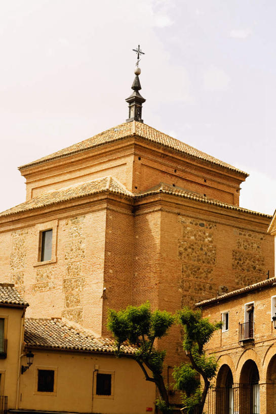 无人,教堂,竖图,室外,白天,仰视,旅游,度假,植物,标志建筑,地标,建筑,西班牙,欧洲,阴影,节日,光线,影子,云,云朵,云彩,文化,娱乐,建设,树,树木,蓝色,绿色,白云,蓝天,天空,阳光,自然,天,祈祷,享受,休闲,健康,旅游胜地,放松,许愿,宗教,信仰,生长,晴朗,成长,纪念,祈求,基督教,南欧,天主教,信念,托莱多,西班牙王国,托莱多省,平安,晴空,彩图,低角度拍摄,大教堂,礼拜堂