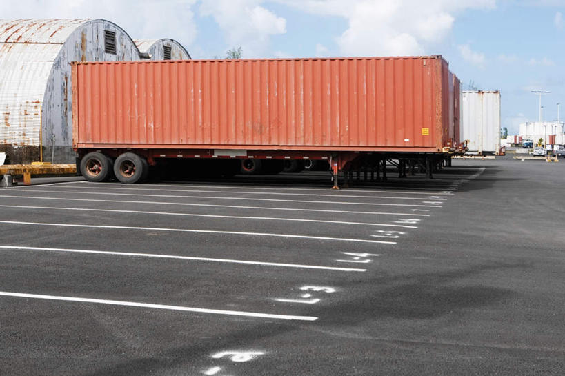 无人,码头,横图,室外,白天,正面,港口,一排,阴影,整齐,光线,英文,标志,文字,影子,字符,字母,云,云朵,集装箱,云彩,标识,货柜,排列,蓝色,白云,蓝天,天空,阳光,箱子,天,运输,晴朗,英文字母,队列,物流,晴空,彩图,摆渡口,埠头,渡口,渡头,港湾,海港,货运码头,口岸,商港