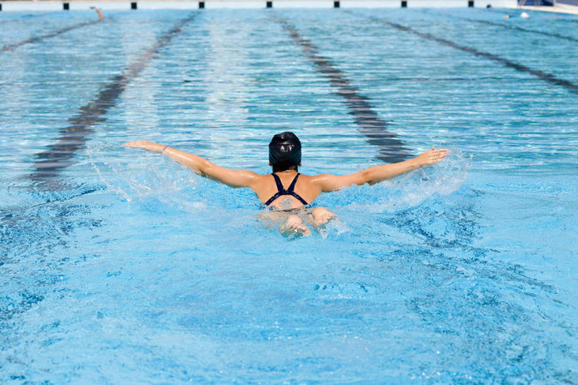 游泳,西方人,一个人,运动员,体育馆,游泳池,伸展双臂,横图,室外,白天,泳装,水,欧洲,欧洲人,仅一个年轻女性,仅一个女性,仅一个人,飞溅,溅,液体,水池,水滴,水面,分界线,泳池,水珠,背面,游泳馆,喷洒,泳道线,分道线,连体泳衣,泅水,拍浮,泳池分割线,年轻女性,女人,女性,白种人,体育运动员,运动选手,敞开双臂,伸开双臂,展开双肩,张开手臂,张开双臂,彩图,全身,泳衣