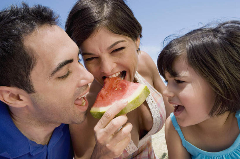 西方人,儿童,中年人,三个人,家庭,夫妻,母亲,父亲,女儿,站,笑,吃,微笑,露齿笑,横图,室外,白天,正面,爱情,纯洁,西瓜,水果,欧洲,欧洲人,握,阴影,服装,新鲜,光线,影子,生食,食品,果实,浪漫,拿,拿着,注视,休闲装,食物,小孩,衣服,蓝色,蓝天,天空,阳光,天,观察,看,站着,休闲,温暖,温馨,父女,母女,三口之家,一家人,休闲服,恩爱,父爱,可爱,母爱,童年,童趣,握着,恋人,服饰,有机食品,绿色食品,晴朗,观看,和睦,察看,关注,童真,烂漫,无邪,万里无云,天真,男人,男性,女孩,女人,女性,中年男性,中年女性,白种人,孩子,夫妇,情侣,晴空,晴空万里,寒瓜,嚼,食,站立,半身,彩图,伴侣,融洽,女生