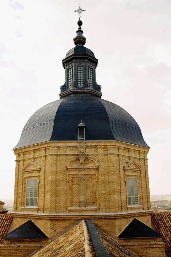 无人,教堂,竖图,室外,白天,仰视,旅游,度假,标志建筑,地标,建筑,西班牙,欧洲,阴影,节日,光线,影子,墙,文化,娱乐,建设,墙壁,墙面,蓝色,蓝天,天空,阳光,天,祈祷,享受,休闲,健康,金色,旅游胜地,放松,许愿,宗教,信仰,晴朗,纪念,祈求,富贵,基督教,南欧,天主教,信念,忠诚,万里无云,托莱多,西班牙王国,富丽,名誉,荣华,托莱多省,平安,晴空,晴空万里,彩图,低角度拍摄,大教堂,礼拜堂