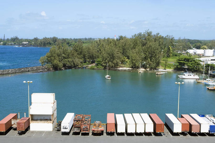 无人,码头,横图,俯视,室外,白天,海浪,海洋,植物,港口,路灯,照明,一排,许多,阴影,整齐,光线,影子,浪花,云,云朵,灯光,集装箱,很多,云彩,货柜,灯,树,树木,排列,蓝色,绿色,白云,倒影,蓝天,天空,阳光,自然,海水,箱子,天,运输,生长,晴朗,成长,照亮,倒映,照明设备,队列,海景,物流,反照,大海,风浪,海,海水的波动,近岸浪,涌浪,晴空,彩图,高角度拍摄,摆渡口,埠头,渡口,渡头,港湾,海港,货运码头,口岸,商港