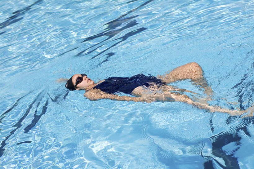 西方人,一个人,运动员,体育馆,游泳池,躺,横图,俯视,室外,白天,泳装,锻炼,旅游,度假,运动,水,帽子,欧洲,欧洲人,仅一个年轻女性,仅一个女性,仅一个人,泳帽,眼镜,泳镜,水池,水面,分界线,注视,娱乐,泳池,游泳眼镜,观察,看,享受,休闲,放松,观看,察看,游泳馆,关注,室外运动,游泳帽,户外运动,泳道线,分道线,连体泳衣,泳池分割线,卧着,年轻女性,女人,女性,白种人,体育运动员,运动选手,躺着,卧,彩图,高角度拍摄,全身,泳衣,健身