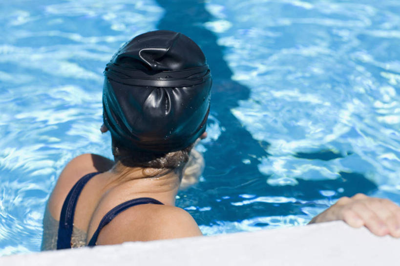 西方人,一个人,运动员,体育馆,游泳池,站,横图,俯视,室外,白天,泳装,锻炼,旅游,度假,运动,水,帽子,欧洲,欧洲人,仅一个年轻女性,仅一个女性,仅一个人,泳帽,眼镜,泳镜,水池,水面,分界线,娱乐,泳池,游泳眼镜,站着,享受,休闲,放松,游泳馆,室外运动,游泳帽,户外运动,泳道线,分道线,连体泳衣,泳池分割线,年轻女性,女人,女性,白种人,体育运动员,运动选手,站立,半身,彩图,高角度拍摄,泳衣,健身