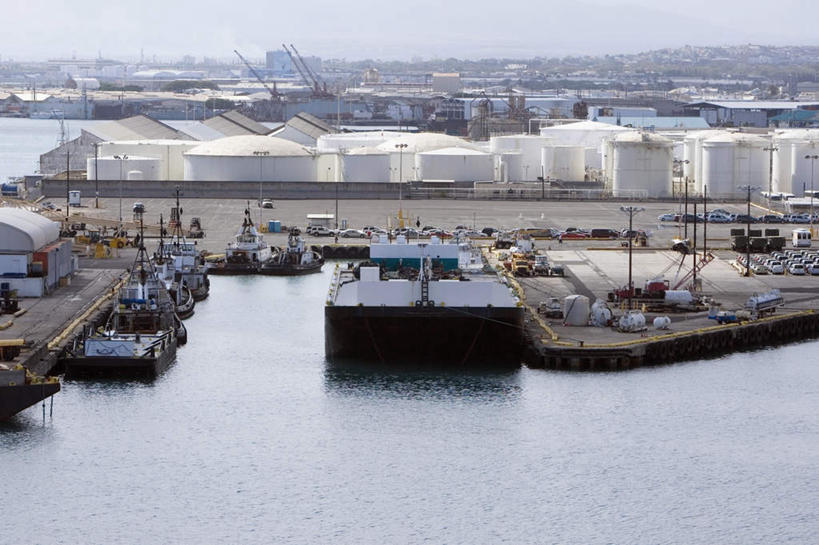 无人,码头,横图,俯视,室外,白天,海浪,海洋,港口,轮船,船,阴影,光线,影子,浪花,集装箱,货柜,蓝色,蓝天,天空,阳光,海水,容器,箱子,交通工具,天,油罐,储油罐,运输,晴朗,储藏,储存,载具,海景,物流,万里无云,存油罐,贮油罐,大海,风浪,海,海水的波动,近岸浪,涌浪,晴空,晴空万里,彩图,高角度拍摄,摆渡口,埠头,渡口,渡头,港湾,海港,货运码头,口岸,商港,贮存