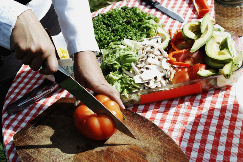 西方人,手,一个人,站,横图,俯视,室内,特写,白天,厨房,桌面,桌子,蔬菜,西红柿,金属制品,欧洲,欧洲人,双手,仅一个男性,仅一个人,切开,握,阴影,服装,新鲜,反射,金属,木制,布料,工具,影子,食品,案板,刀具,拿,布纹,拿着,休闲装,砧板,桌布,食物,仅一个年轻男性,衣服,餐巾,木制品,台布,刀,切,站着,休闲,手部,休闲服,握着,服饰,有机食品,绿色食品,菜刀,剖面,切面,切菜刀,男人,男性,年轻男性,白种人,番茄,站立,半身,彩图,高角度拍摄,灶间