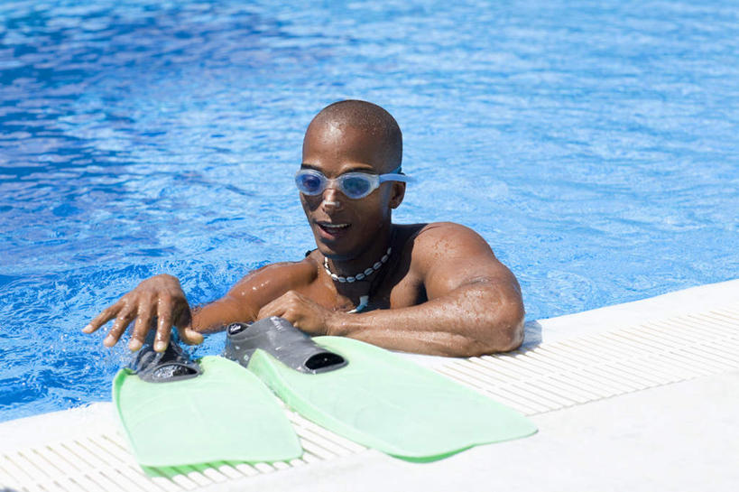 游泳,西方人,一个人,体育馆,游泳池,站,笑,微笑,露齿笑,横图,室外,白天,正面,锻炼,运动,水,项链,欧洲,欧洲人,仅一个男性,仅一个人,仅一个中年男性,握,潜水镜,泳镜,水池,水面,拿,拿着,注视,泳池,装饰品,饰品,首饰,观察,看,站着,蛙鞋,握着,潜水,观看,脚蹼,呼吸管,察看,游泳馆,关注,潜水装备,面镜,浮潜,潜水运动,体育,男人,男性,中年男性,白种人,站立,半身,彩图,健身