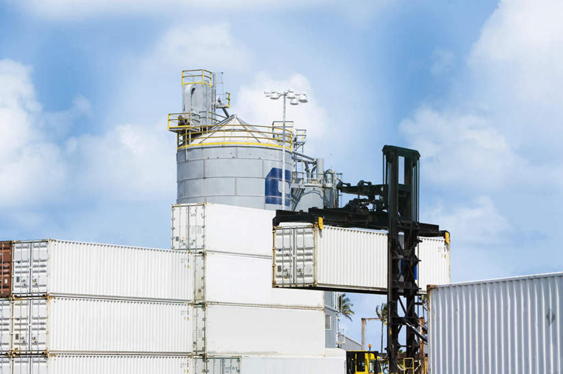 无人,码头,横图,室外,白天,仰视,技术,岛屿,港口,建筑,夏威夷,美国,阴影,光线,影子,云,云朵,集装箱,云彩,设备,货柜,施工,蓝色,白云,蓝天,天空,阳光,容器,箱子,天,机械,起重机,油罐,储油罐,运输,晴朗,储藏,工程,北美,北美洲,储存,美洲,物流,夏威夷岛,夏威夷州,爱洛哈之州,北亚美利加洲,亚美利加洲,大岛,存油罐,贮油罐,列岛,群岛,诸岛,晴空,彩图,低角度拍摄,摆渡口,埠头,渡口,渡头,港湾,海港,货运码头,口岸,商港,贮存