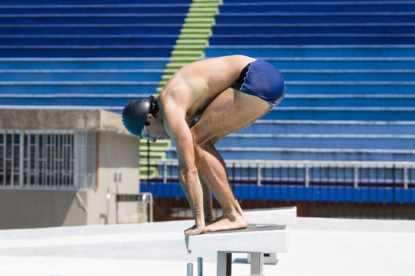 西方人,一个人,运动员,体育馆,游泳池,栏杆,站,横图,室外,白天,侧面,锻炼,旅游,度假,运动,水,楼梯,帽子,欧洲,欧洲人,仅一个男性,仅一个人,撑,弯腰,泳裤,泳帽,扶手,眼镜,泳镜,阶梯,水池,水面,注视,娱乐,运动器械,泳池,护栏,裸露,台阶,仅一个年轻男性,游泳眼镜,观察,看,站着,享受,休闲,健身器械,放松,观看,察看,游泳馆,撑着,关注,室外运动,游泳帽,跳板,裸,健身器材,户外运动,弯身,男人,男性,年轻男性,白种人,体育运动员,运动选手,站立,彩图,全身,健身,助跳板,运动器材