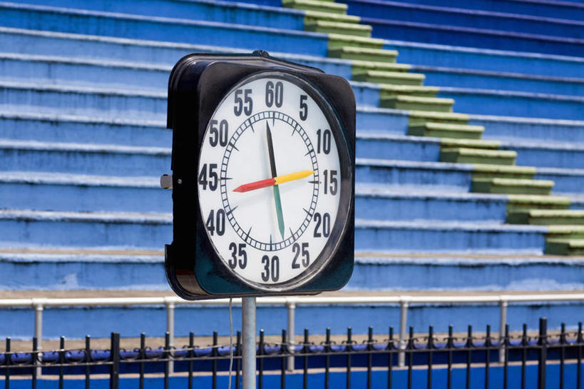 无人,栏杆,横图,室外,特写,白天,正面,楼梯,时间,标志,扶手,时钟,数字,文字,字符,阶梯,计时,标识,护栏,台阶,钟表,表,阿拉伯数字,钟,彩图