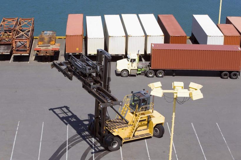 无人,码头,搬运,横图,俯视,室外,白天,技术,海浪,海洋,港口,建筑,卡车,一排,许多,阴影,整齐,光线,影子,浪花,集装箱,很多,设备,货柜,车,排列,施工,阳光,海水,箱子,交通工具,机械,起重机,工程车,工业,运输,集装箱车,货车,工程,叉车,队列,载具,海景,货运车,物流,交通运输,工作车,大海,风浪,海,海水的波动,近岸浪,涌浪,载重汽车,彩图,高角度拍摄,摆渡口,埠头,渡口,渡头,港湾,海港,货运码头,口岸,商港