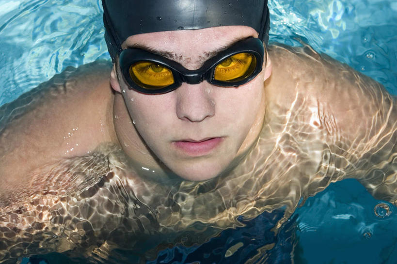 西方人,脸,头,脸颊,脖子,一个人,运动员,体育馆,游泳池,站,横图,俯视,室外,特写,白天,锻炼,旅游,度假,运动,水,帽子,欧洲,欧洲人,仅一个男性,仅一个人,泳帽,眼镜,泳镜,水池,水面,注视,娱乐,泳池,肩膀,仅一个年轻男性,游泳眼镜,观察,看,站着,享受,休闲,放松,观看,察看,游泳馆,关注,室外运动,游泳帽,户外运动,男人,男性,年轻男性,白种人,头部,脖,颈,颈部,脸部,脸蛋,面部,体育运动员,运动选手,站立,半身,彩图,高角度拍摄,健身