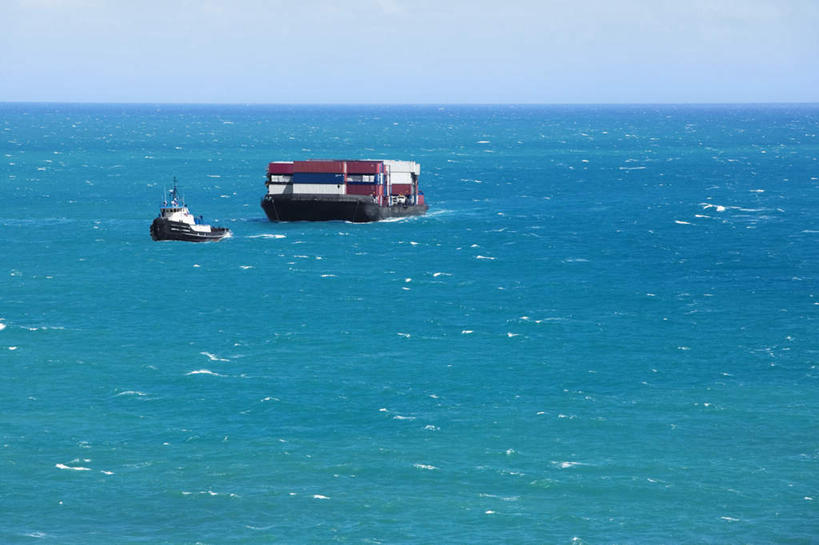 无人,横图,室外,白天,正面,岛屿,海浪,海洋,轮船,船,夏威夷,美国,阴影,光线,影子,浪花,水平线,辽阔,集装箱,海平线,货柜,蓝色,蓝天,天空,阳光,海水,箱子,交通工具,天,广阔,运输,晴朗,一望无际,北美,北美洲,载具,美洲,海景,物流,万里无云,夏威夷岛,夏威夷州,爱洛哈之州,北亚美利加洲,亚美利加洲,大岛,无边无际,一马平川,大海,风浪,海,海水的波动,近岸浪,列岛,群岛,涌浪,诸岛,晴空,晴空万里,彩图,水天相接,水天一线