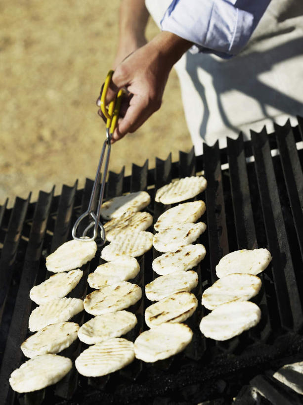 西方人,一个人,站,竖图,俯视,室外,白天,烧烤,植物,欧洲,欧洲人,仅一个男性,仅一个人,一排,握,阴影,服装,枯萎,整齐,并列,并排,光线,影子,枯草,烤架,烤肉,拿,拿着,休闲装,草,食物,排列,仅一个年轻男性,衣服,黄色,阳光,夹子,站着,休闲,休闲服,铁架,握着,服饰,队列,平行,食品夹,食物夹,面包夹,意粉夹,男人,男性,年轻男性,白种人,站立,半身,彩图,高角度拍摄