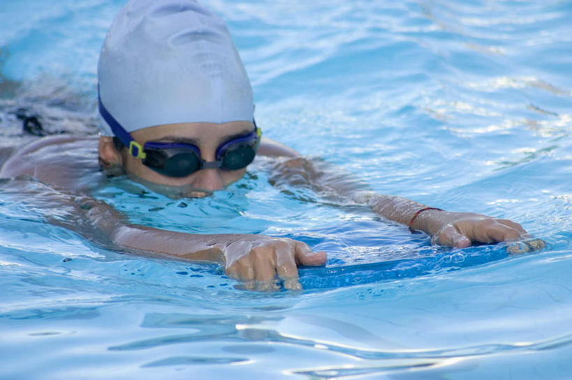 游泳,西方人,一个人,运动员,体育馆,游泳池,横图,室外,白天,正面,泳装,锻炼,旅游,度假,运动,水,帽子,欧洲,欧洲人,仅一个年轻女性,仅一个女性,仅一个人,握,泳帽,眼镜,泳镜,塑料,水池,水面,拿,拿着,注视,娱乐,泳池,塑料制品,游泳眼镜,观察,看,享受,休闲,放松,握着,观看,察看,游泳馆,救生,关注,室外运动,游泳帽,户外运动,连体泳衣,泅水,拍浮,年轻女性,女人,女性,白种人,体育运动员,运动选手,半身,彩图,泳衣,健身,游泳板,游泳浮板