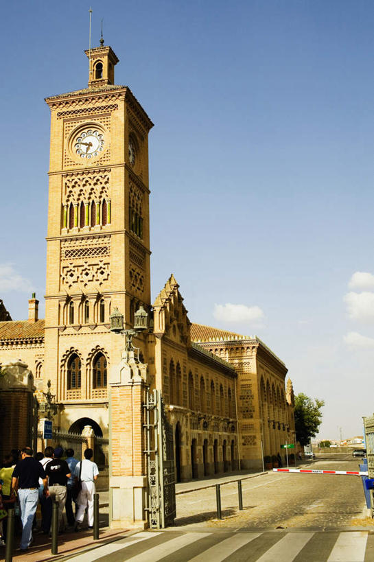 西方人,体育馆,游泳池,家,站,走,笑,微笑,露齿笑,竖图,室外,白天,仰视,度假,美景,水,城市风光,城市,道路,路,人行横道,公路,西班牙,欧洲,欧洲人,阴影,服装,时间,光线,时钟,影子,房屋,屋子,景观,水池,水面,云,云朵,公寓,人行道,交通,许多人,计时,云彩,注视,休闲装,娱乐,泳池,洋房,楼房,住宅,衣服,蓝色,白云,蓝天,天空,阳光,钟表,天,观察,看,站着,一群人,享受,休闲,休闲服,表,景色,放松,服饰,晴朗,观看,察看,游泳馆,关注,南欧,人行横道线,托莱多,西班牙王国,塔钟,托莱多省,男人,男性,女人,女性,中年男性,中年女性,白种人,钟,晴空,斑马线,马路,步行,散步,站立,走路,半身,彩图,低角度拍摄,房子