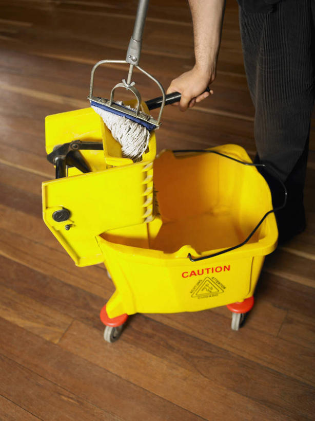 西方人,手,一个人,站,竖图,俯视,室内,白天,地板,欧洲,欧洲人,仅一个男性,仅一个人,握,服装,工具,桶,塑料,地面,拿,拿着,休闲装,木地板,拖把,仅一个年轻男性,衣服,黄色,容器,塑料制品,清洁,站着,休闲,手部,休闲服,握着,服饰,储藏,单手,塑料桶,卫生,储存,保洁,男人,男性,年轻男性,白种人,站立,半身,彩图,高角度拍摄,贮存