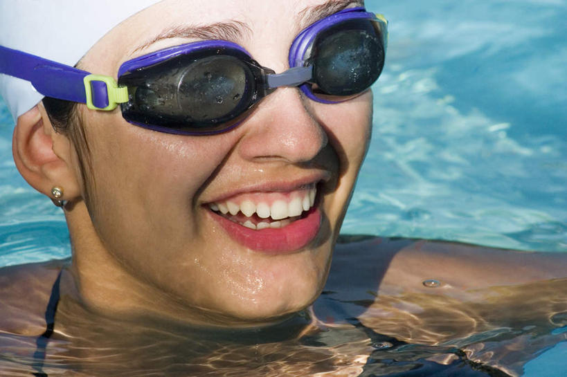 西方人,脸,头,脸颊,一个人,运动员,体育馆,游泳池,站,笑,微笑,露齿笑,横图,室外,特写,白天,正面,泳装,锻炼,旅游,度假,运动,水,帽子,欧洲,欧洲人,仅一个年轻女性,仅一个女性,仅一个人,阴影,泳帽,光线,眼镜,影子,泳镜,水池,水面,注视,娱乐,泳池,肩膀,阳光,游泳眼镜,观察,看,站着,享受,休闲,放松,观看,察看,游泳馆,关注,室外运动,游泳帽,户外运动,连体泳衣,年轻女性,女人,女性,白种人,头部,脸部,脸蛋,面部,体育运动员,运动选手,站立,半身,彩图,泳衣,健身