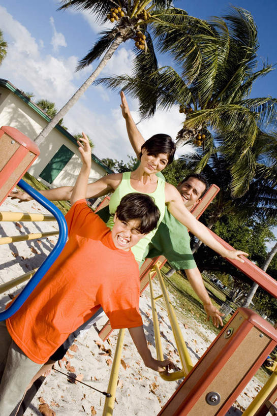 西方人,儿童,中年人,三个人,家庭,夫妻,母亲,父亲,儿子,栏杆,站,伸展双臂,竖图,室外,白天,正面,爱情,游戏,纯洁,沙滩,植物,棕榈树,玩具,叶子,欧洲,欧洲人,阴影,服装,光线,沙子,影子,海岸,云,云朵,围栏,绿叶,沙地,浪漫,玩,云彩,注视,休闲装,娱乐,护栏,树,树木,小孩,衣服,蓝色,绿色,白云,蓝天,天空,阳光,自然,天,观察,看,站着,休闲,温暖,温馨,父子,母子,三口之家,一家人,休闲服,嫩叶,恩爱,父爱,可爱,母爱,童年,童趣,益智,恋人,服饰,生长,晴朗,成长,观看,活动,和睦,察看,发泄,关注,消遣,智力,童真,烂漫,无邪,棕榈叶,宣泄,天真,男孩,男人,男性,女人,女性,中年男性,中年女性,白种人,孩子,夫妇,情侣,叶,叶片,海滩,晴空,敞开双臂,伸开双臂,玩耍,嬉戏,展开双肩,站立,张开手臂,张开双臂,半身,彩图,伴侣,融洽,男生