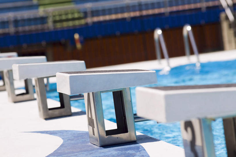 无人,体育馆,游泳池,横图,室外,白天,正面,水,一排,阴影,朦胧,模糊,整齐,光线,标志,数字,文字,影子,字符,水池,水面,标识,运动器械,泳池,排列,阳光,健身器械,阿拉伯数字,游泳馆,队列,跳板,健身器材,彩图,助跳板,运动器材