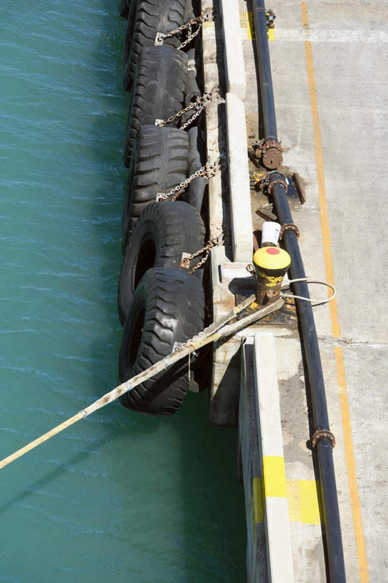 无人,码头,竖图,俯视,室外,白天,海浪,海洋,港口,阴影,光线,影子,柱子,浪花,阳光,海水,缆绳,海景,系船柱,缆绳桩,缆绳柱,系缆桩,大海,风浪,海,海水的波动,近岸浪,涌浪,彩图,高角度拍摄,摆渡口,埠头,渡口,渡头,港湾,海港,货运码头,口岸,商港